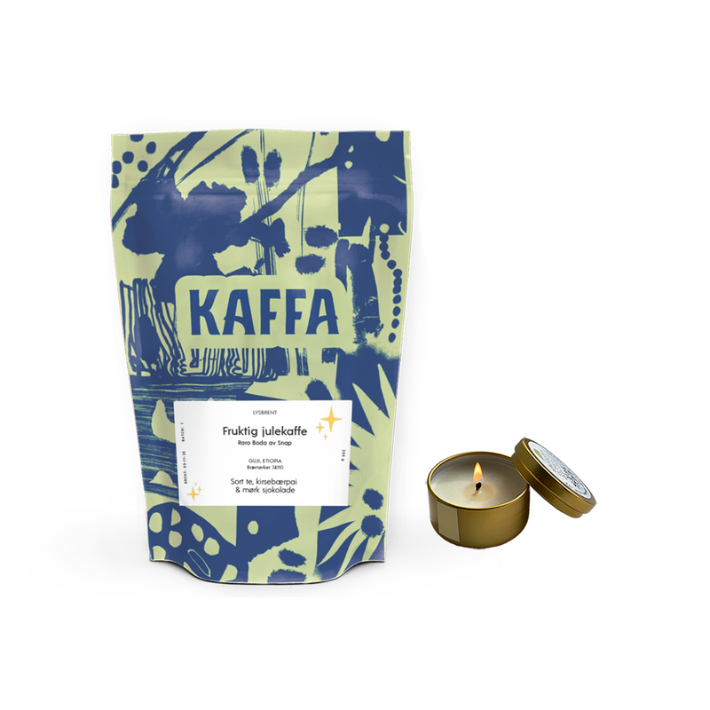 Gavesett med fruktig julekaffe og duftlys i en enkel gaveeske