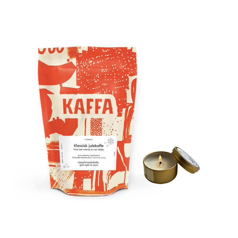 Gavesett med klassisk julekaffe og duftlys i en enkel gaveeske