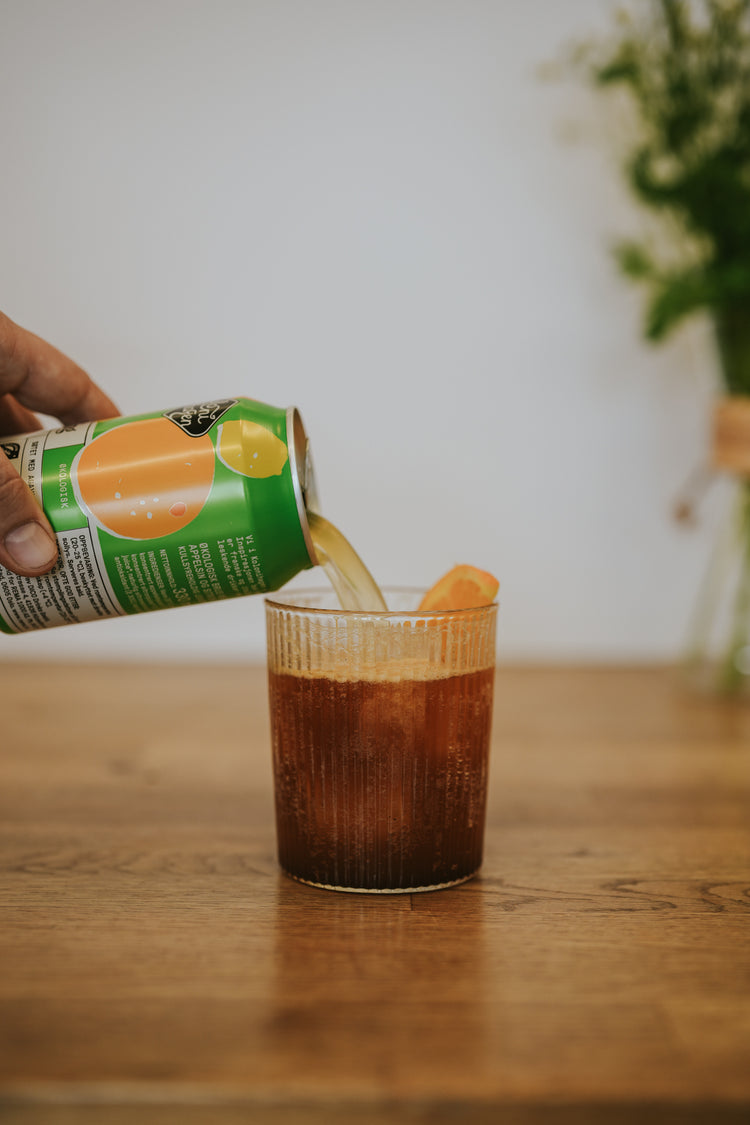 Espresso tonic i et glass med sitronskive