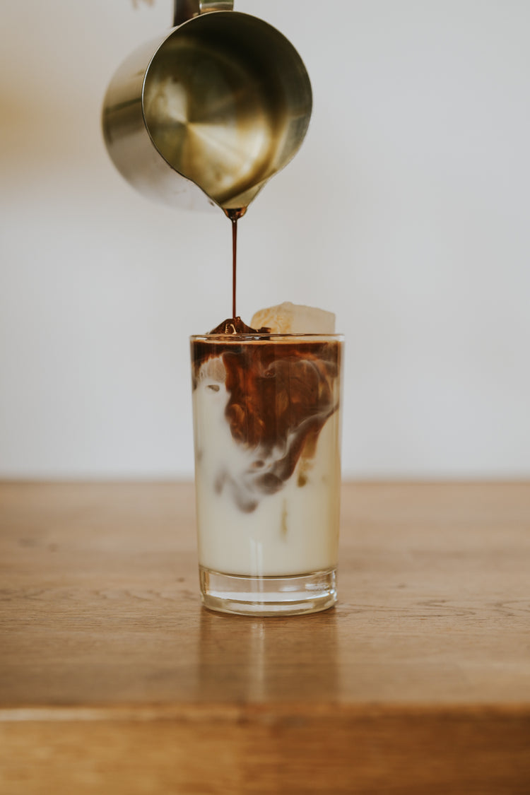 Islatte i et glass med sugerør