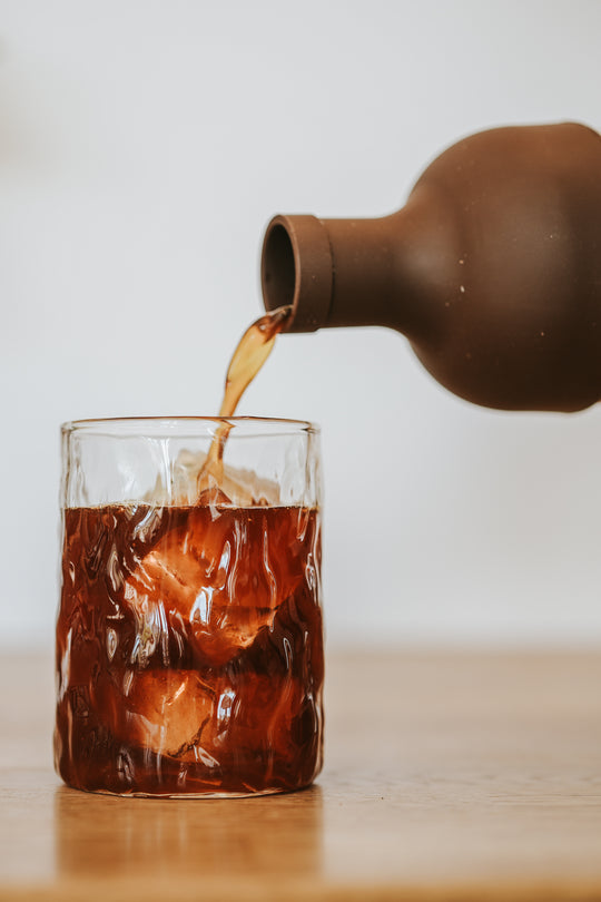 Kaldbrygg servert i et glass med is