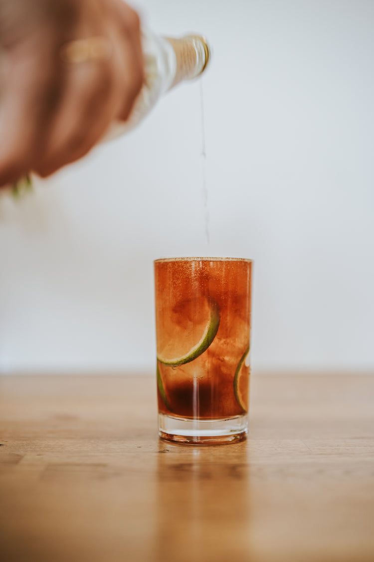 Cold brew tonic servert i et glass