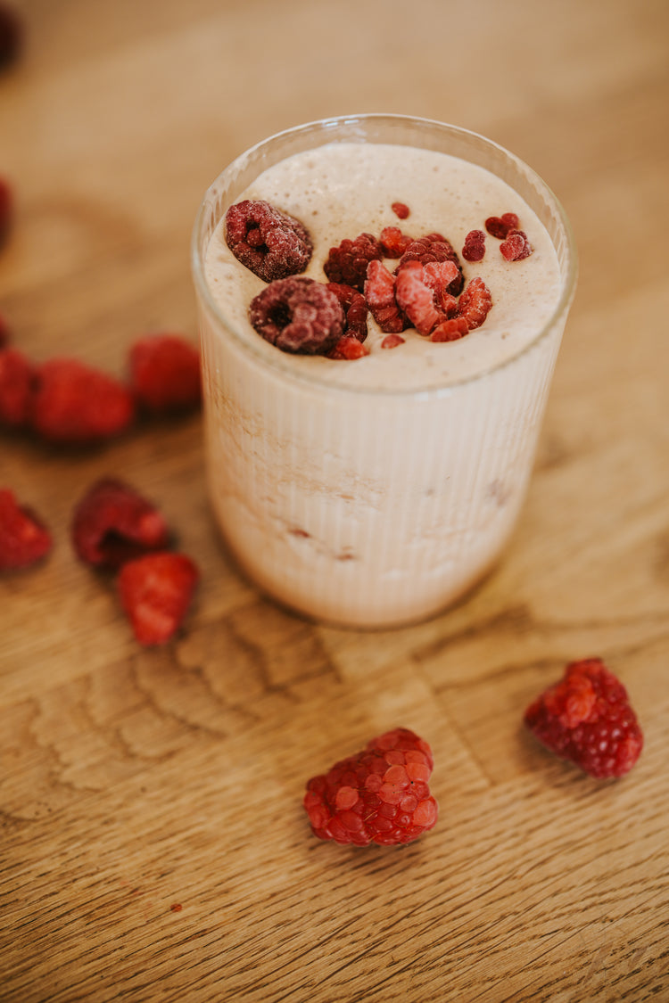 Kaffe- og bringebærmilkshake i et høyt glass